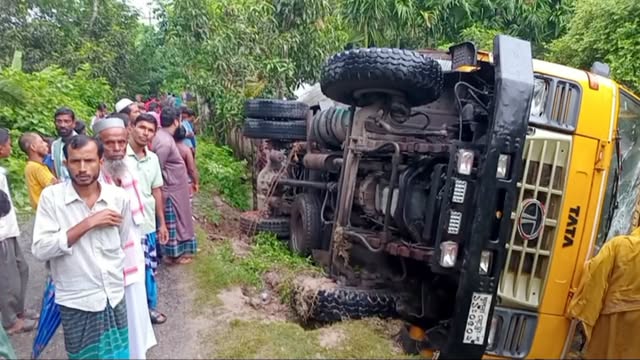 উল্টে পড়া ট্রাক