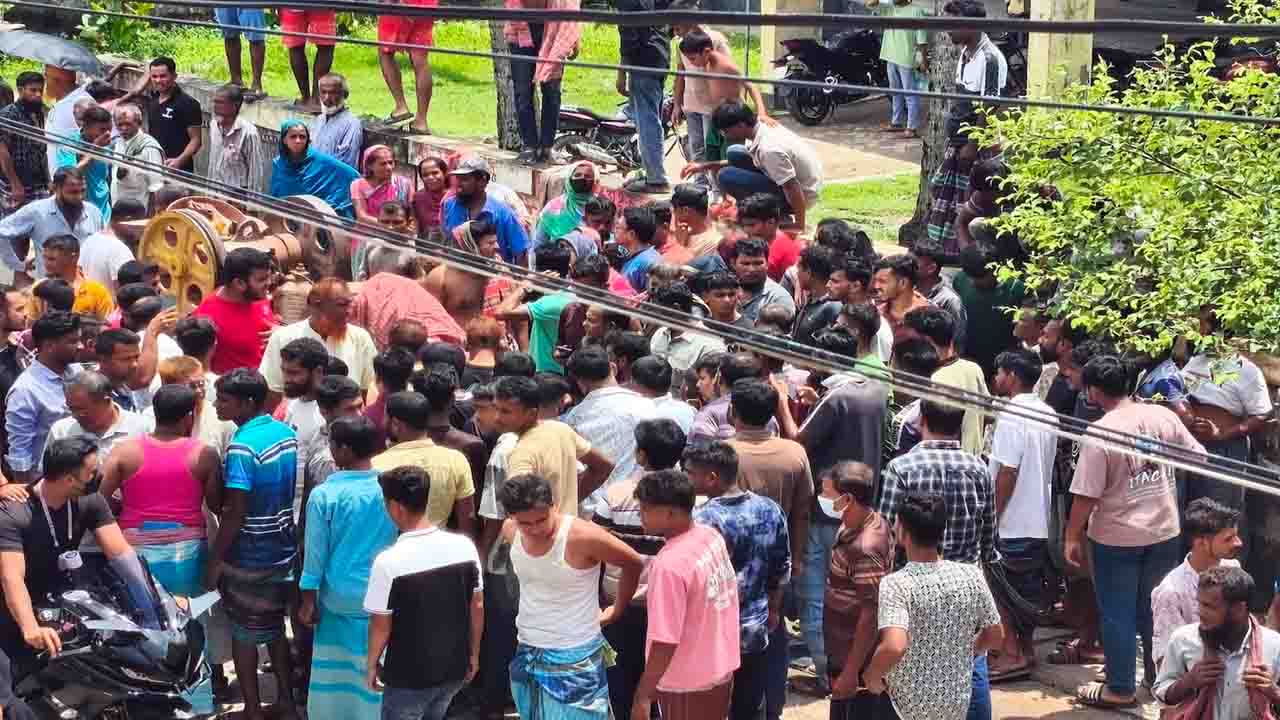 উৎসুক জনতার ভীড়