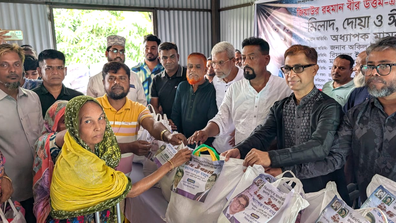 অনুষ্ঠানে খাবার বিরতণ করছেন নেতাকর্মীরা