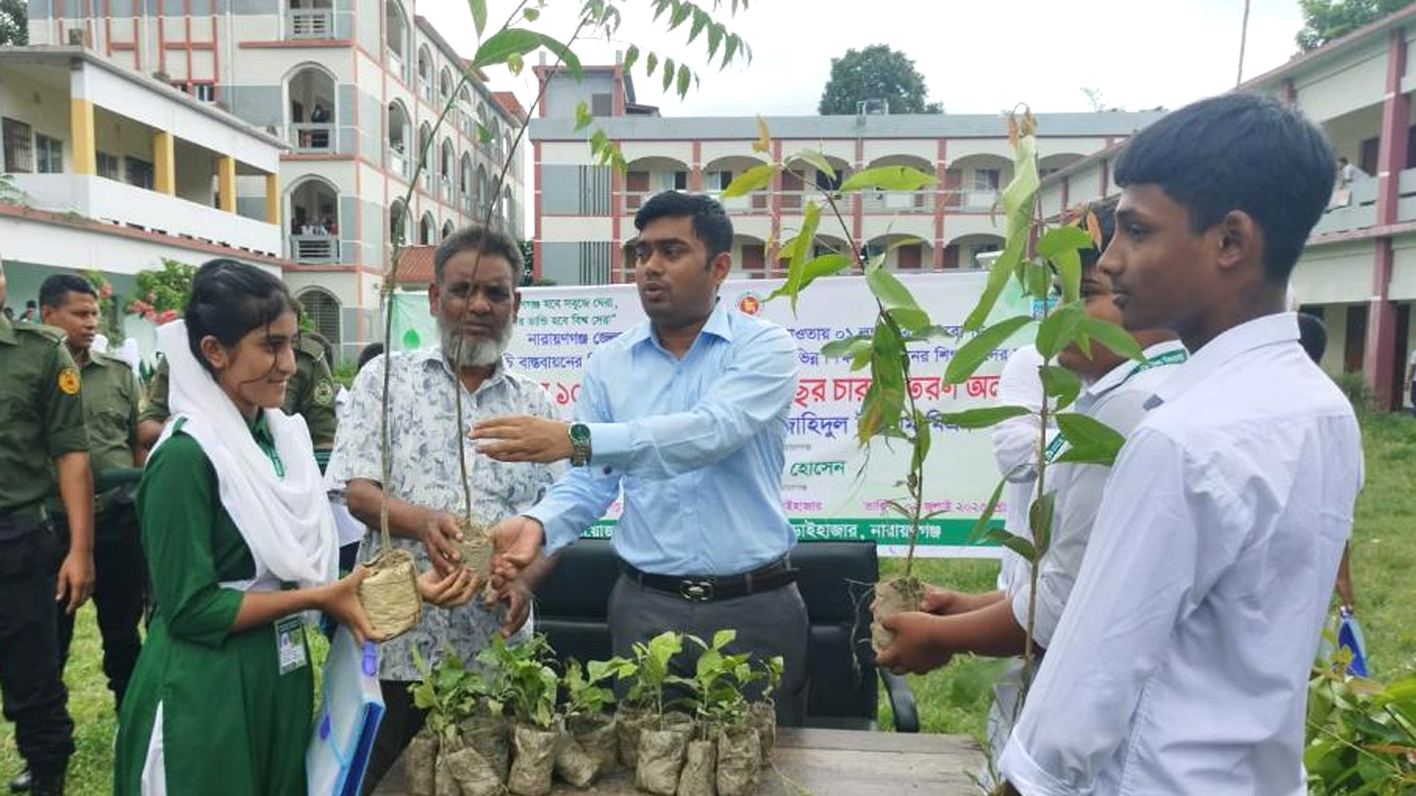 শিক্ষার্থীদের মাঝে গাছের চারা বিতরণ