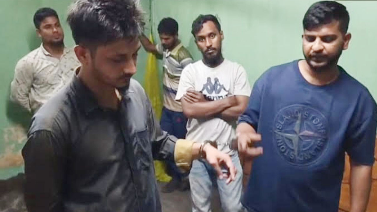 পুলিশের ওপর হামলার আগে হ্যান্ডকাফ পরা অবস্থায় আসামিরা