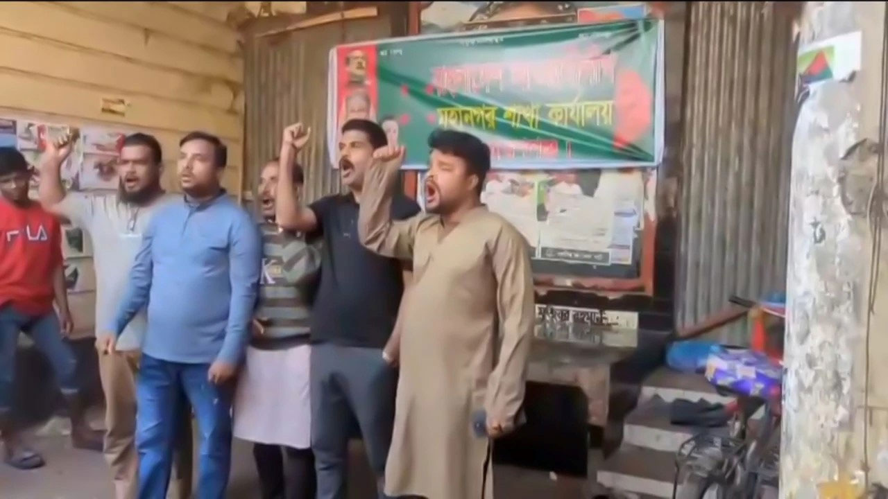 আ’লীগ কার্যালয় খুলে স্লোগান দিচ্ছে যুবলীগ কর্মীরা