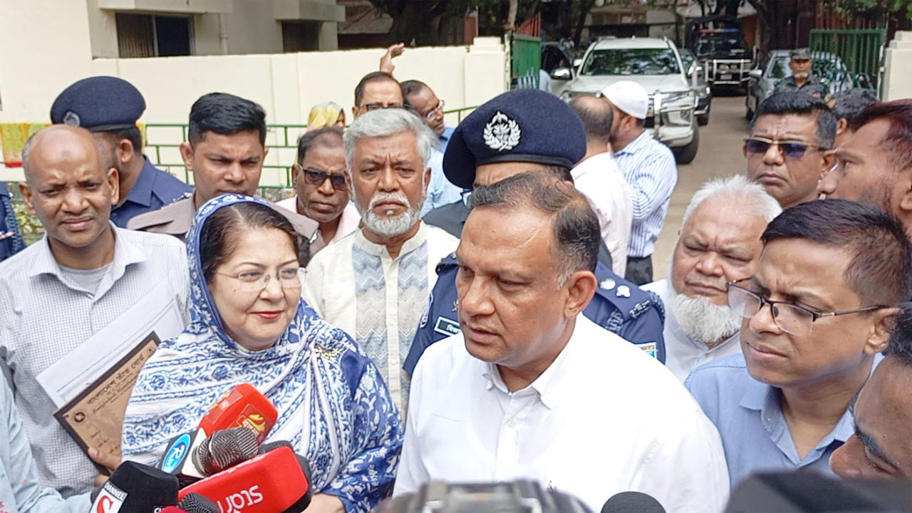 সাংবাদিকদের সাথে কথা বলছেন বস্ত্র ও পাট প্রতিমন্ত্রী মো: শরীফুল আলম