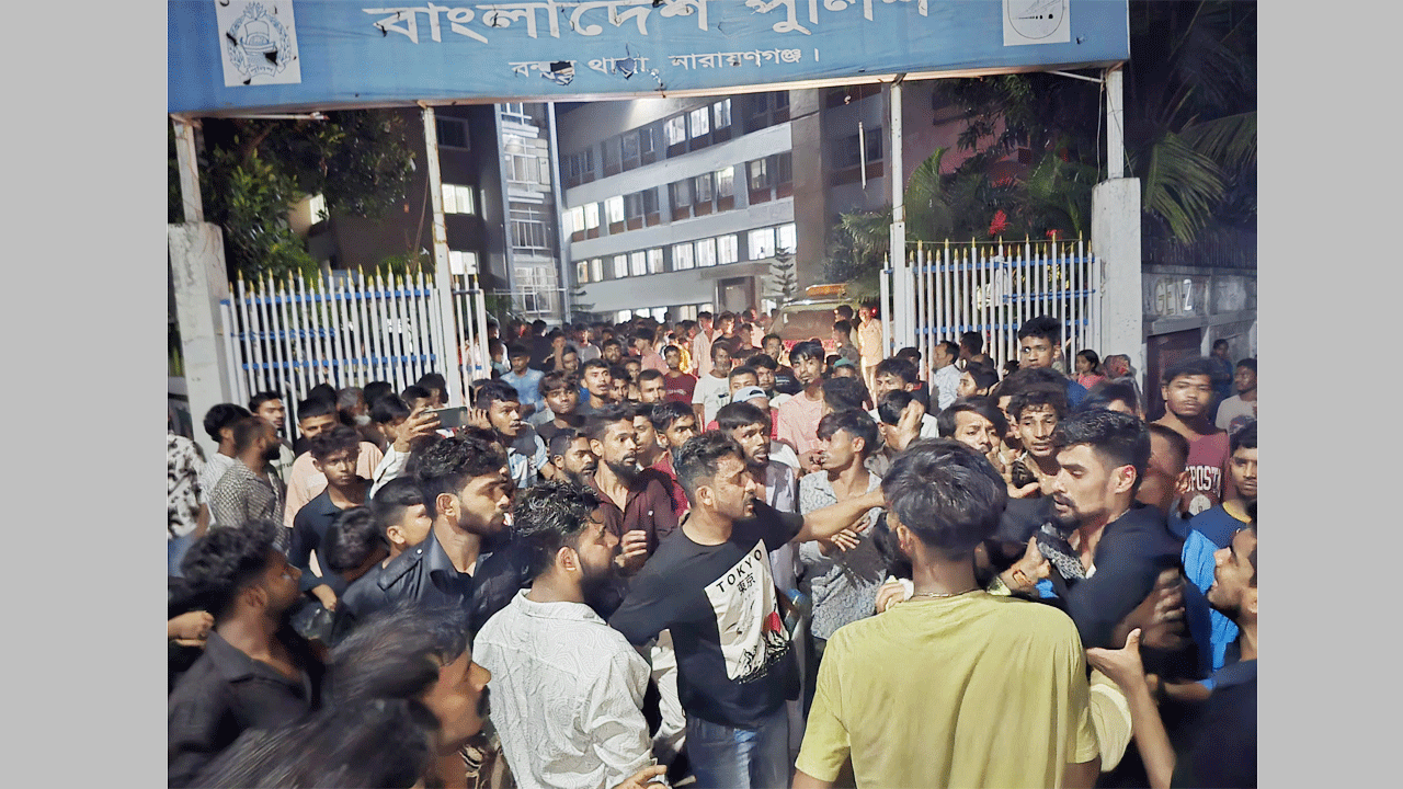 মামলা নিতে ঘুষ চাওয়ায় লাশ নিয়ে থানা ঘেরাও