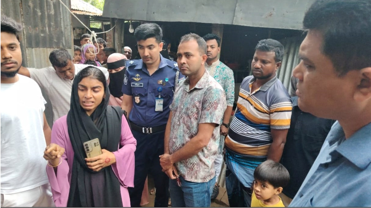 নিহতের লাশ উদ্ধারে ঘটনাস্থলে পুলিশ