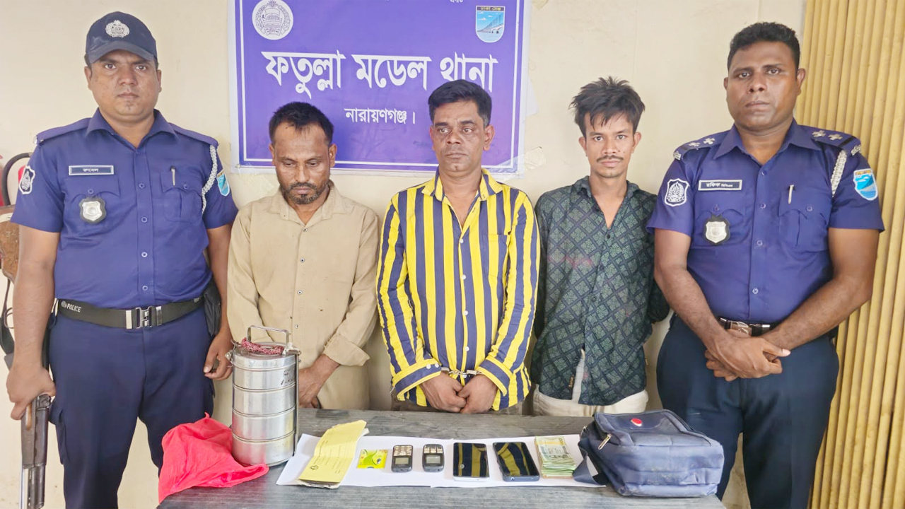 গ্রেফতার তিন আসামি