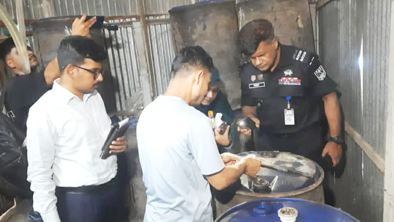 অবৈধ ভোজ্যতেল উৎপাদন করায় ভ্রাম্যমান আদালতের অভিযান