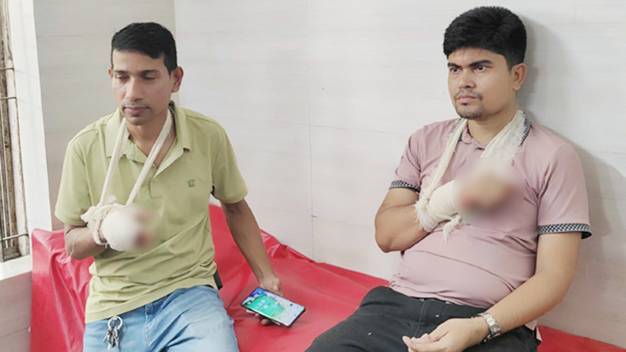 হামলার শিকার এসআই মো: সুরুজ্জামান মিয়া ও কনস্টেবল শাহিন আলম