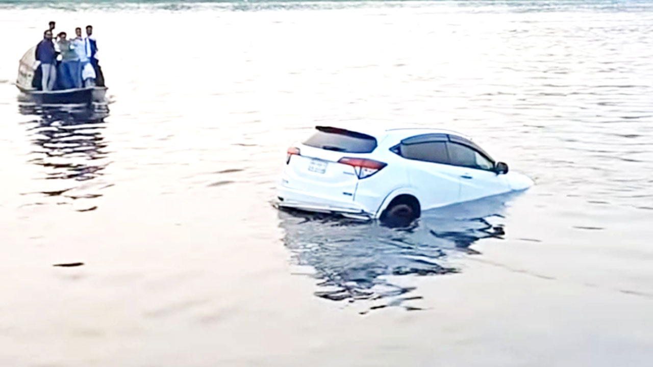 নিয়ন্ত্রণ হারিয়ে প্রাইভেটকার নদীতে