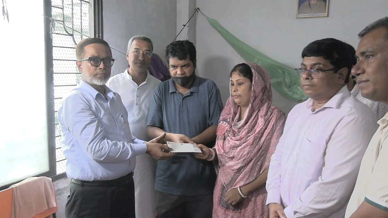চেক তুলে দিচ্ছেন নাসিক প্রশাসক