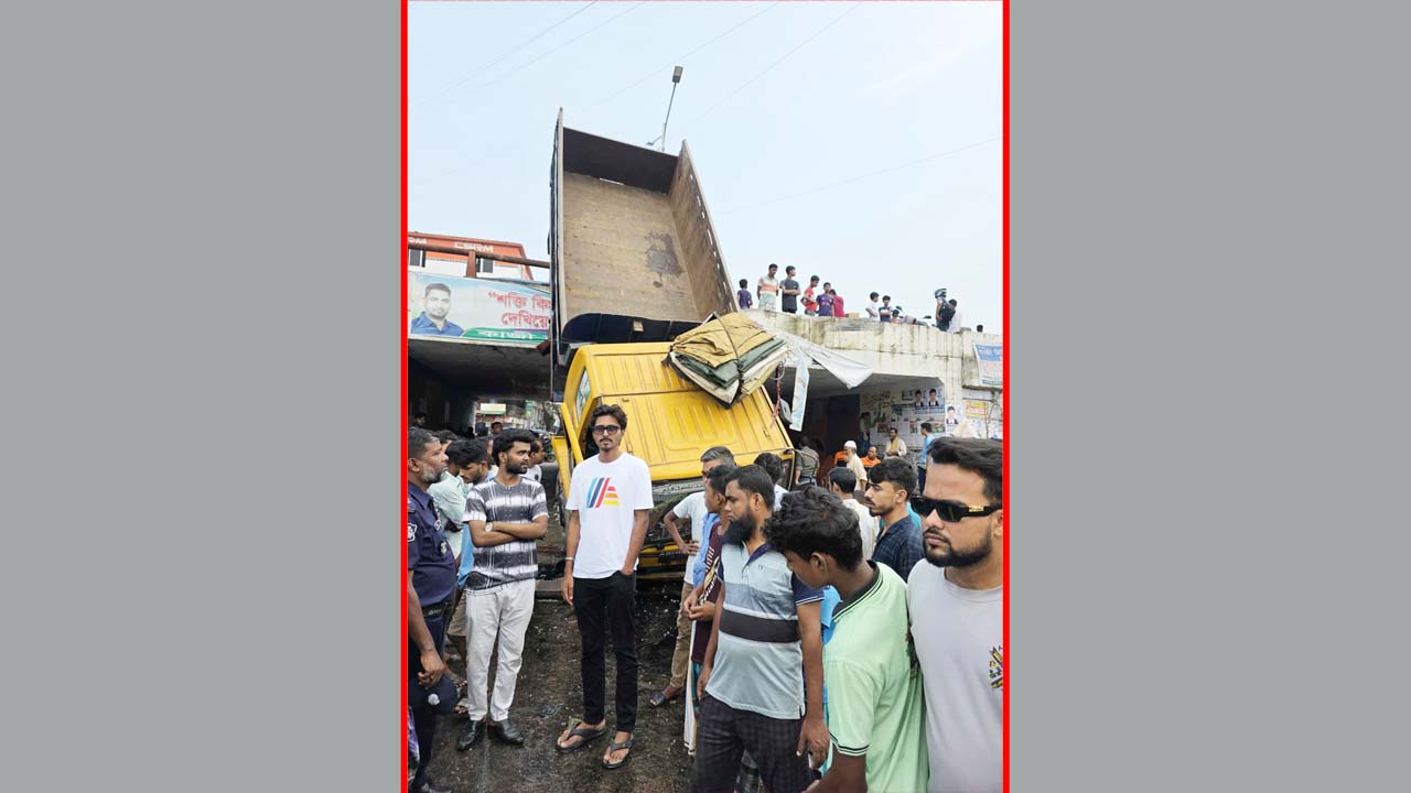 ওভারপাস থেকে নিচে পড়ল ট্রাক