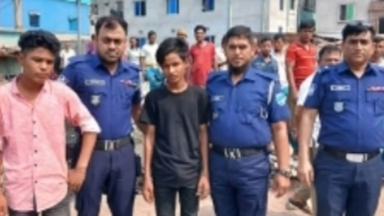 জিজ্ঞাসাবাদের জন্য দুই কিশোরককে আটক করেছে পুলিশ