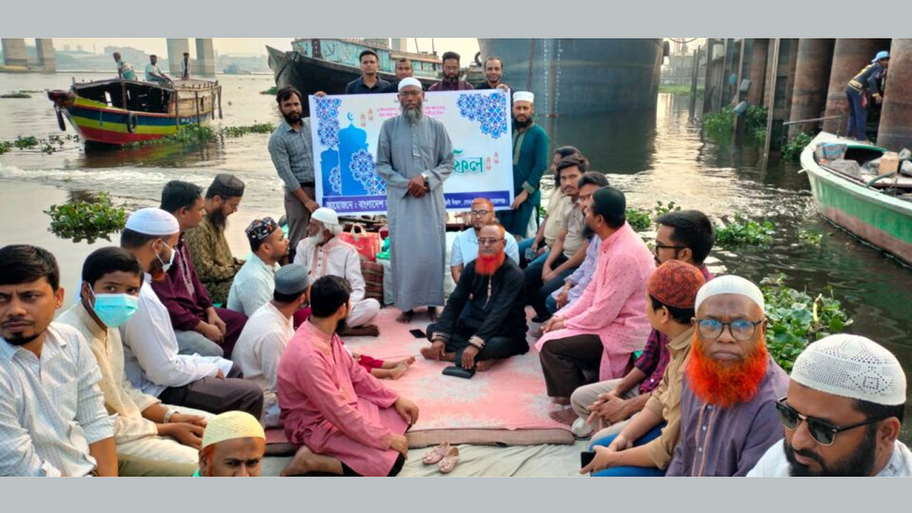 মেঘনা নদীতে ট্রলারে জামায়াতে ইসলামীর ইফতার মাহফিল
