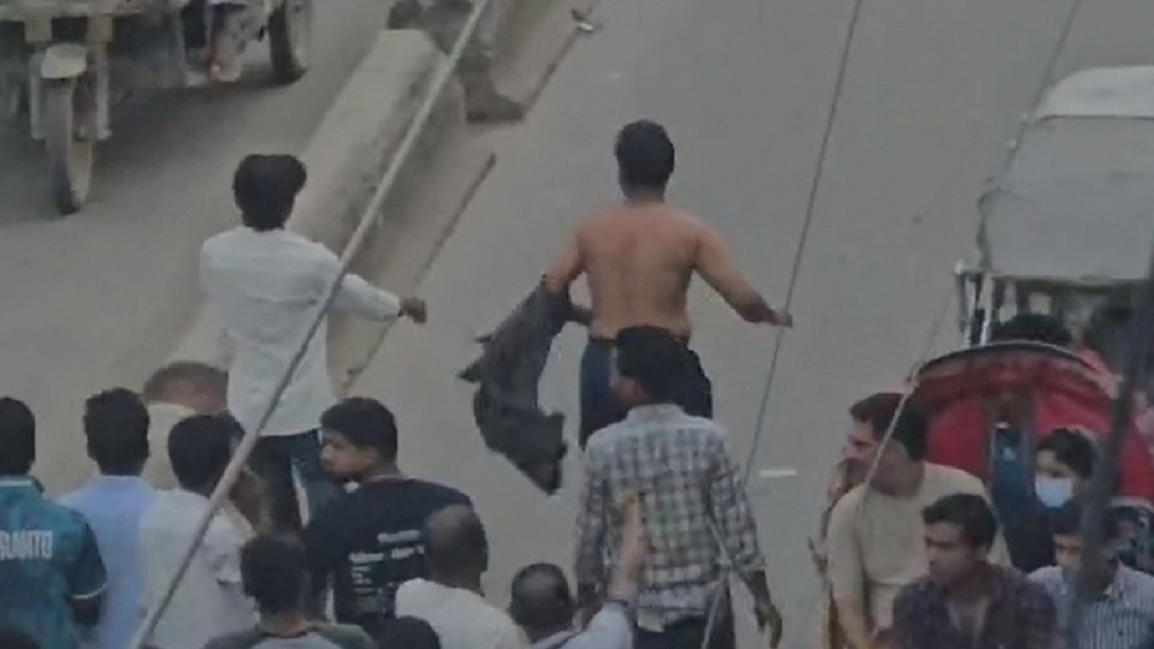 নাসিক কর্মীদের বেদম পেটালো হকাররা