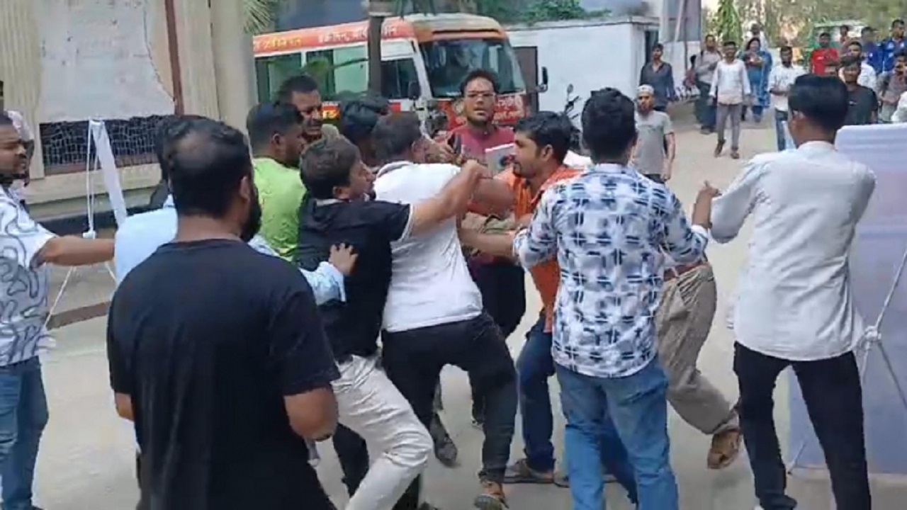 নারায়ণগঞ্জে বিএনপি নেতা অকিল উদ্দিনকে প্রকাশ্যে পেটালেন যুবদলের নেতাকর্মীরা