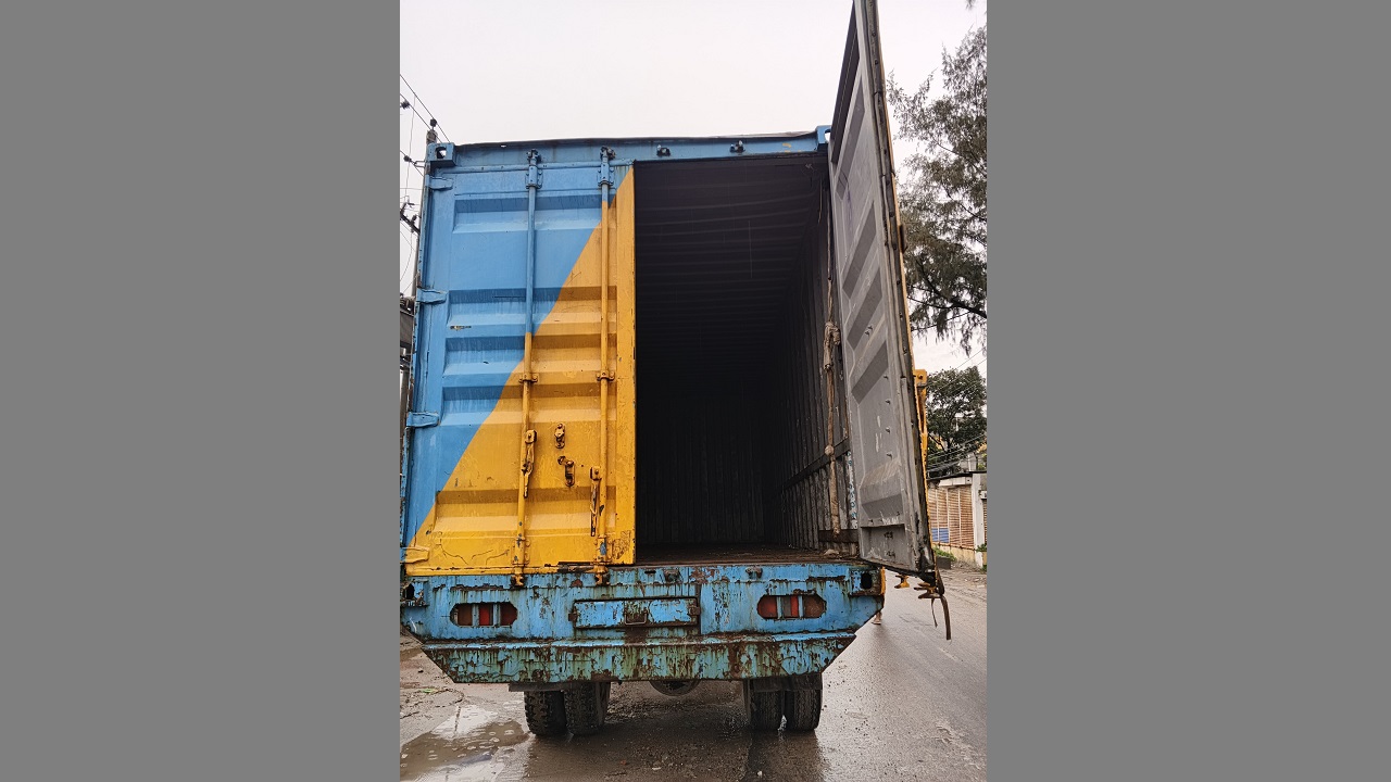 ফতুল্লায় কাভার্ডভ্যান ছিনতাই, ১০ লাখ টাকার মালামাল লুট