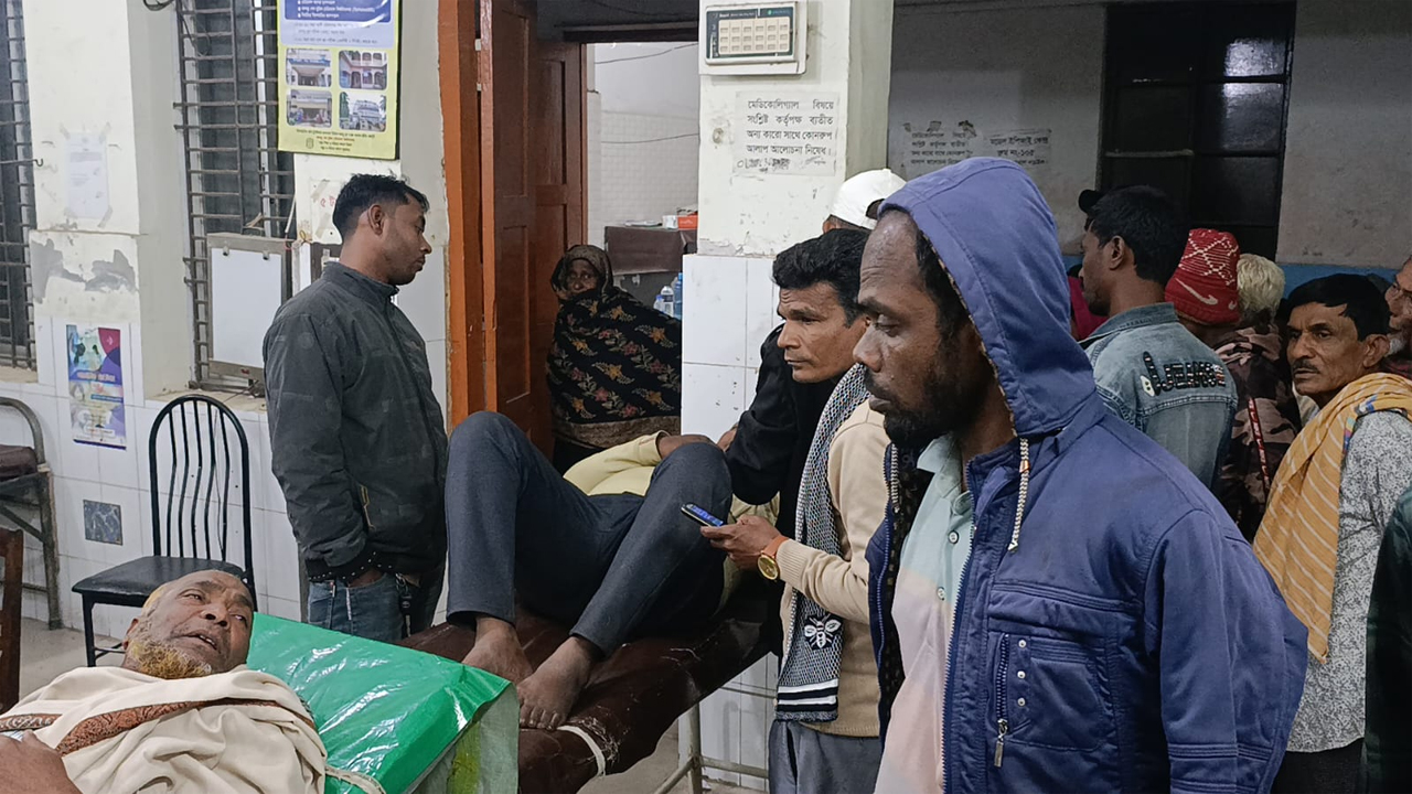 নড়াইলে বিএনপি ও বিদ্রোহী প্রার্থীর সমর্থকদের সংঘর্ষে আহতদের জেলা সদর হাসপাতালে চিকিৎসা দেয়া হয়