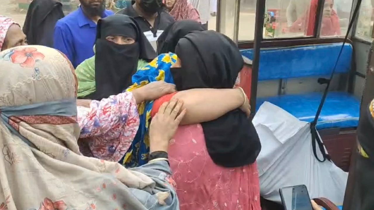 নরসিংদীর রায়পুরায় গুলিতে নিহত শিক্ষার্থীর স্বজনদের আহাজারি