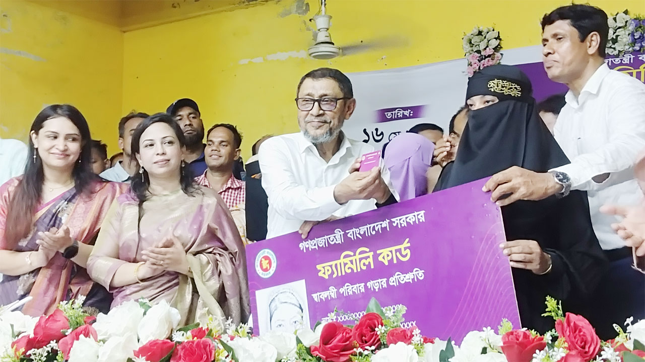 ফ্যামিলি কার্ড বিতরণ করছেন স্বাস্থ্যমন্ত্রী