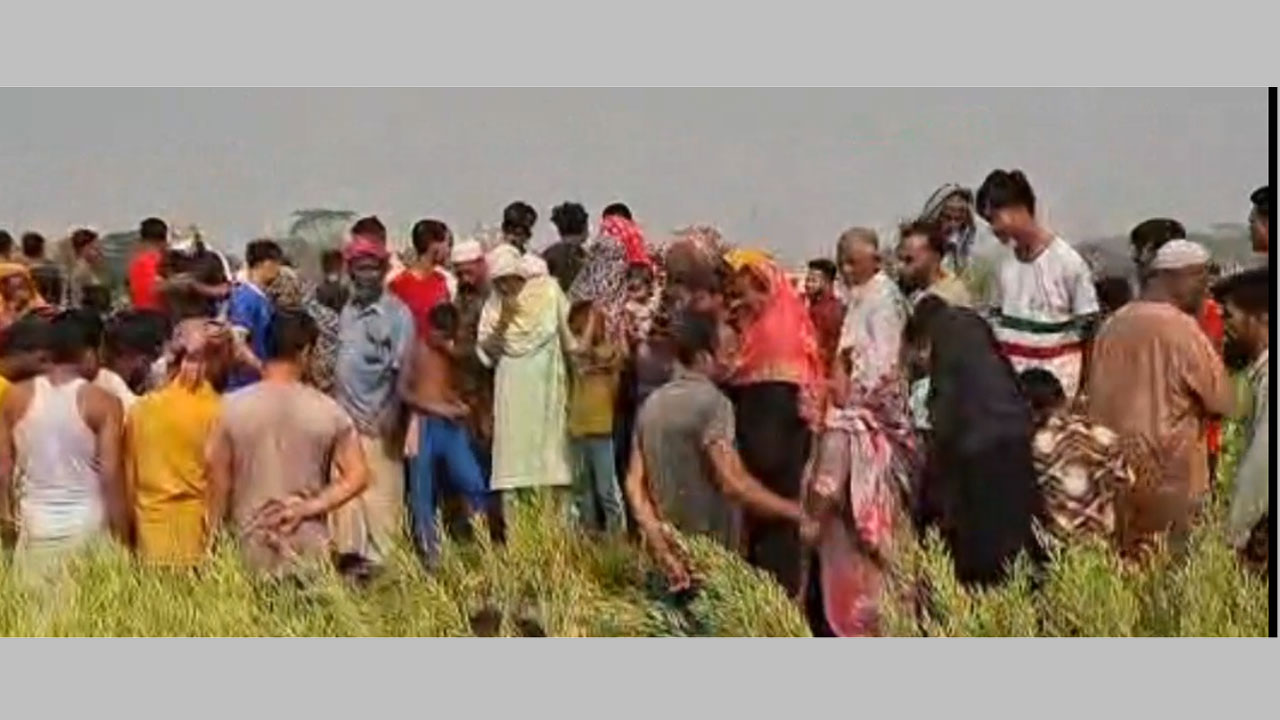 ঘটনাস্থলে উৎসুক জনতার ভিড়