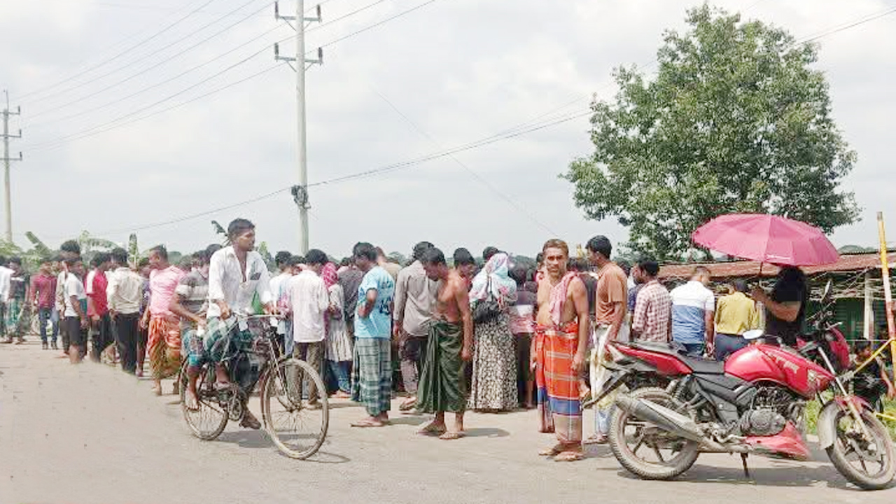 ঘটনাস্থলে ভিড় করেছেন স্থানীয়রা