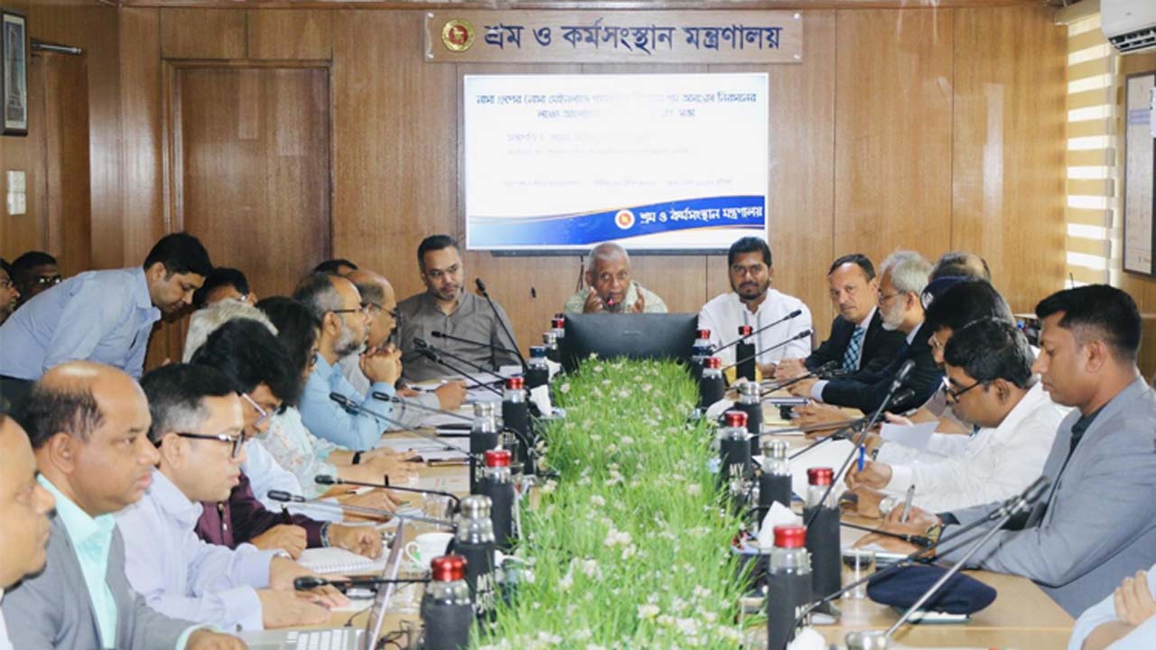 শ্রম ও কর্মসংস্থান মন্ত্রণালয়ের সম্মেলন কক্ষে এক জরুরি আলোচনা সভায় অংশ নেন শ্রমমন্ত্রী আরিফুল হক চৌধুরী