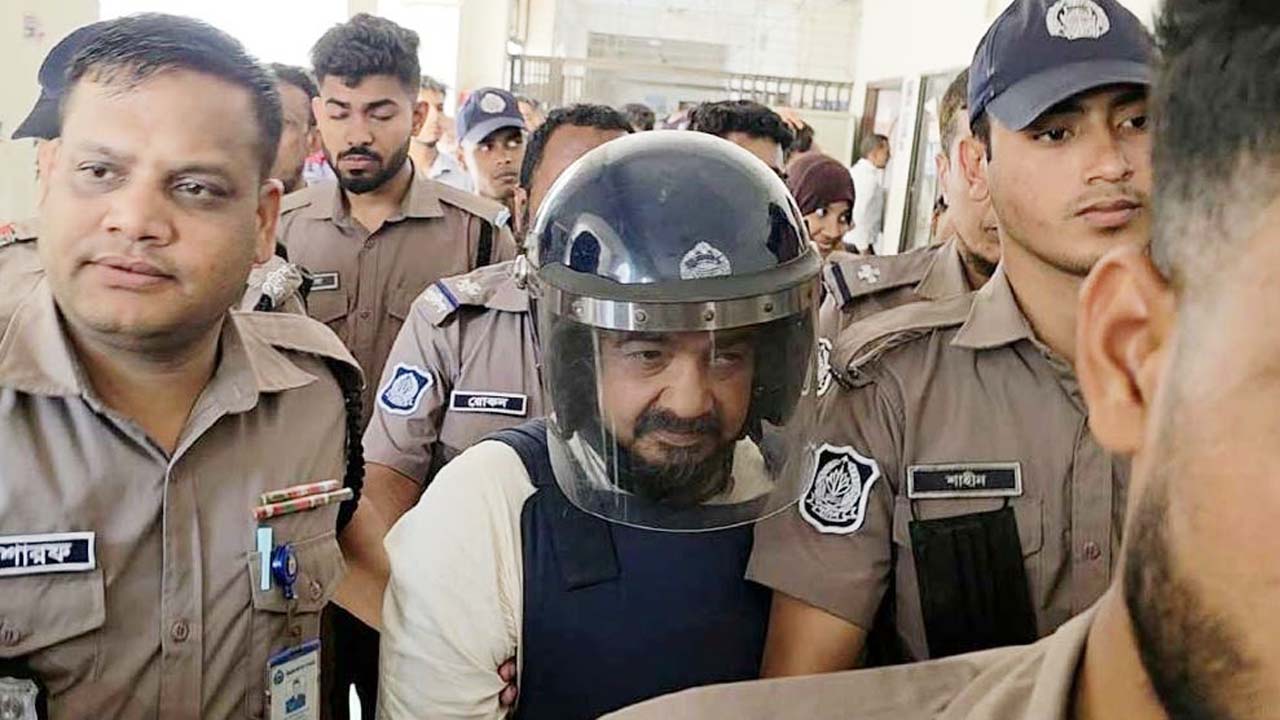 আফজাল নাছেরকে মেট্রোপলিটন ম্যাজিস্ট্রেট আদালতে হাজির করে পুলিশ