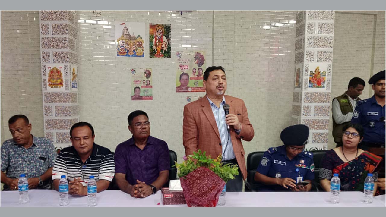 চৌগাছায় পূজামন্ডপ পরিদর্শন করলেন স্বরাষ্ট্র সচিব নাসিমুল গনি