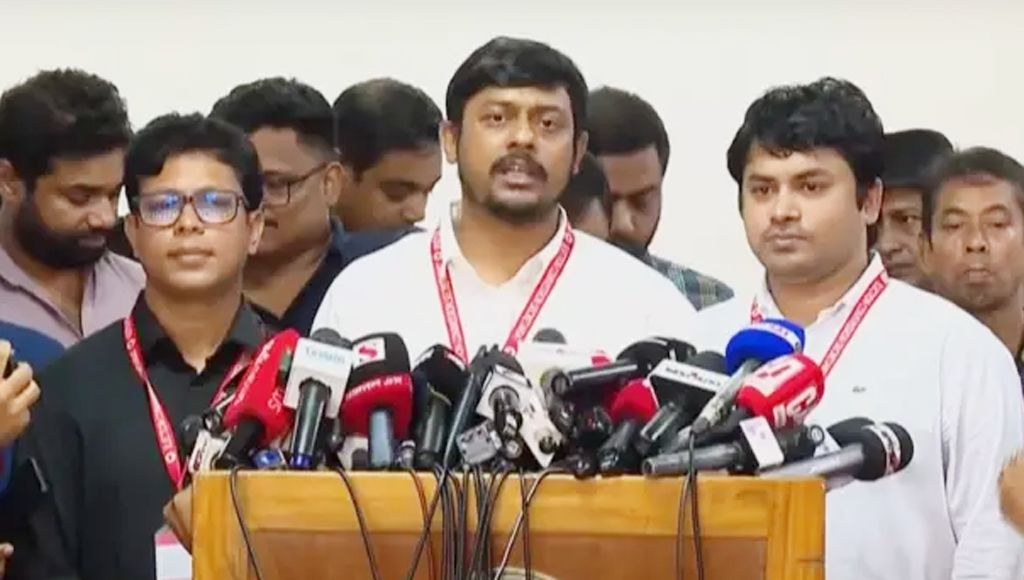 গণমাধ্যমের সাথে কথা বলছেন নাসীরুদ্দীন পাটওয়ারী