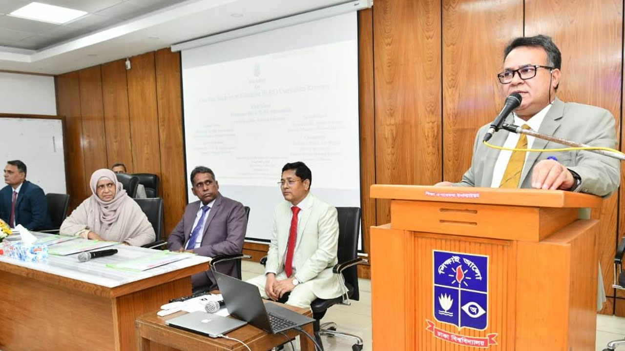 বক্তব্য রাখছেন জাতীয় বিশ্ববিদ্যালয়ের ভিসি অধ্যাপক আমানুল্লাহ