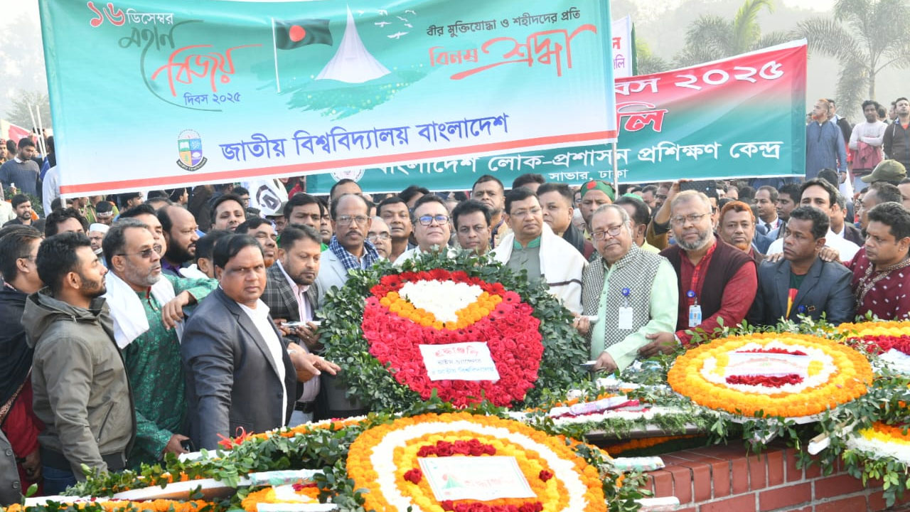 সাভার স্মৃতিসৌধে শ্রদ্ধা নিবেদন জাতীয় বিশ্ববিদ্যালয় ভিসি