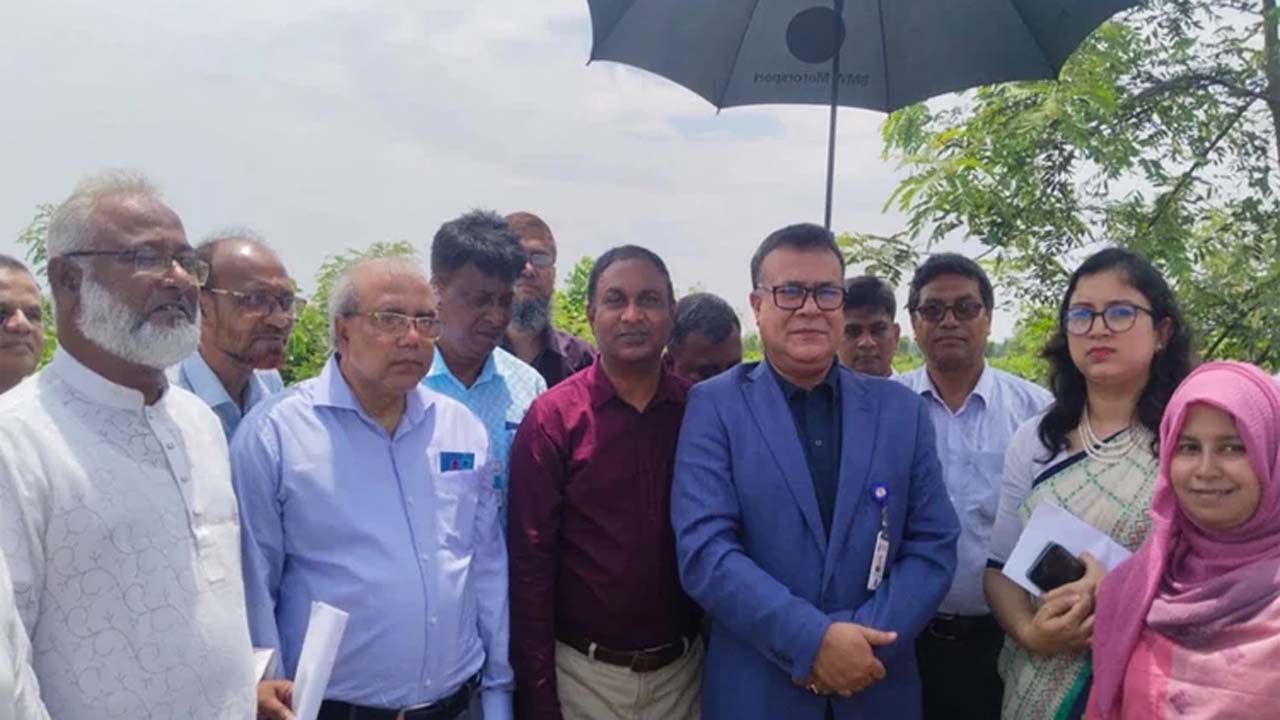 জাতীয় বিশ্ববিদ্যালয়ের ভিসি প্রফেসর ড. এ এস আমানুল্লাহ আঞ্চলিক ক্যাম্পাস ভবনের সম্ভাব্য স্থান পরিদর্শন করেন