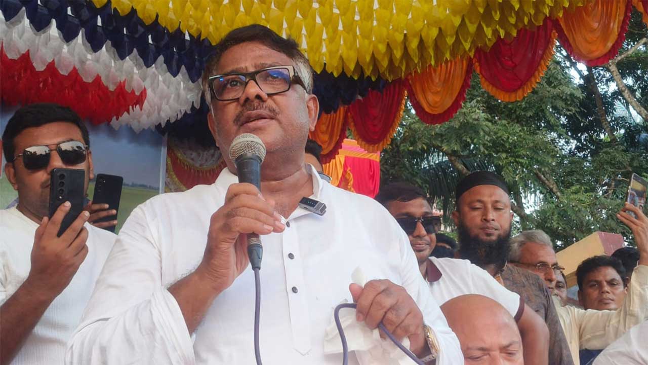 নাটোর সদরের চন্দ্রকোল সরকারি প্রাথমিক বিদ্যালয় মাঠে নির্বাচনী সভায় বক্তব্য দেন বিএনপি নেতা রুহুল কুদ্দুদ তালুকদার দুলু