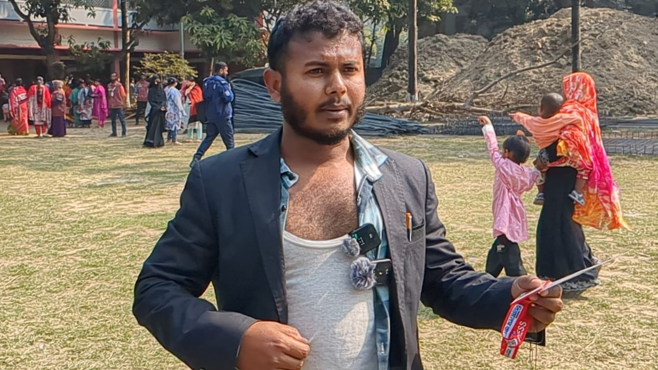 নাটোর সরকারি বালিকা উচ্চ বিদ্যালয় কেন্দ্রে যুবদলের হামলায় আহত সাংবাদিক জোবায়ের