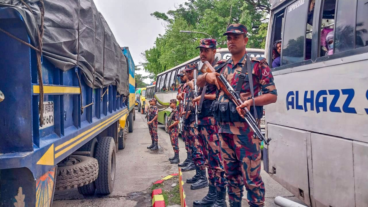 নাটোরে বিজিবি সদস্যদের তৎপরতা