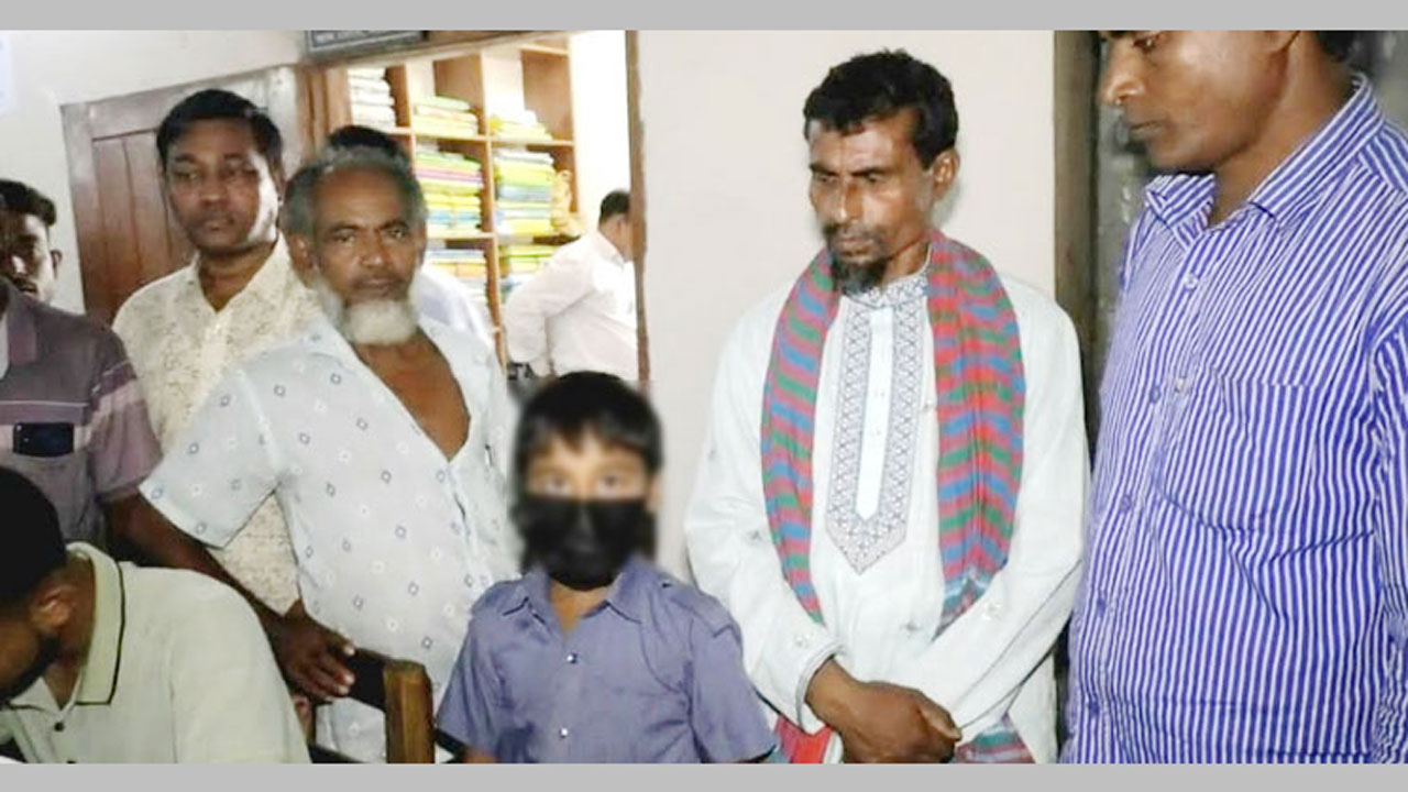 মামলায় সাত বছরের শিশুর নাম, আদালতে হাজির হয়ে জামিন