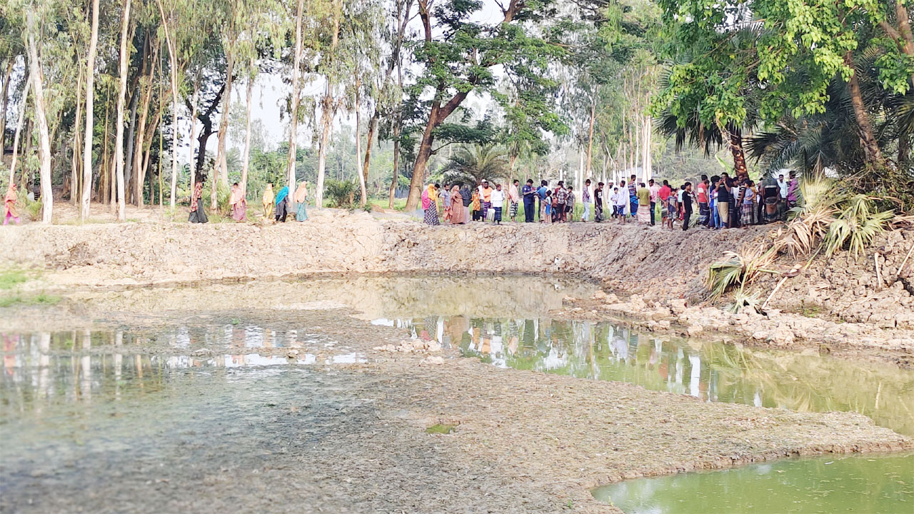 ঘটনাস্থলে এলাকাবাসীর ভিড়