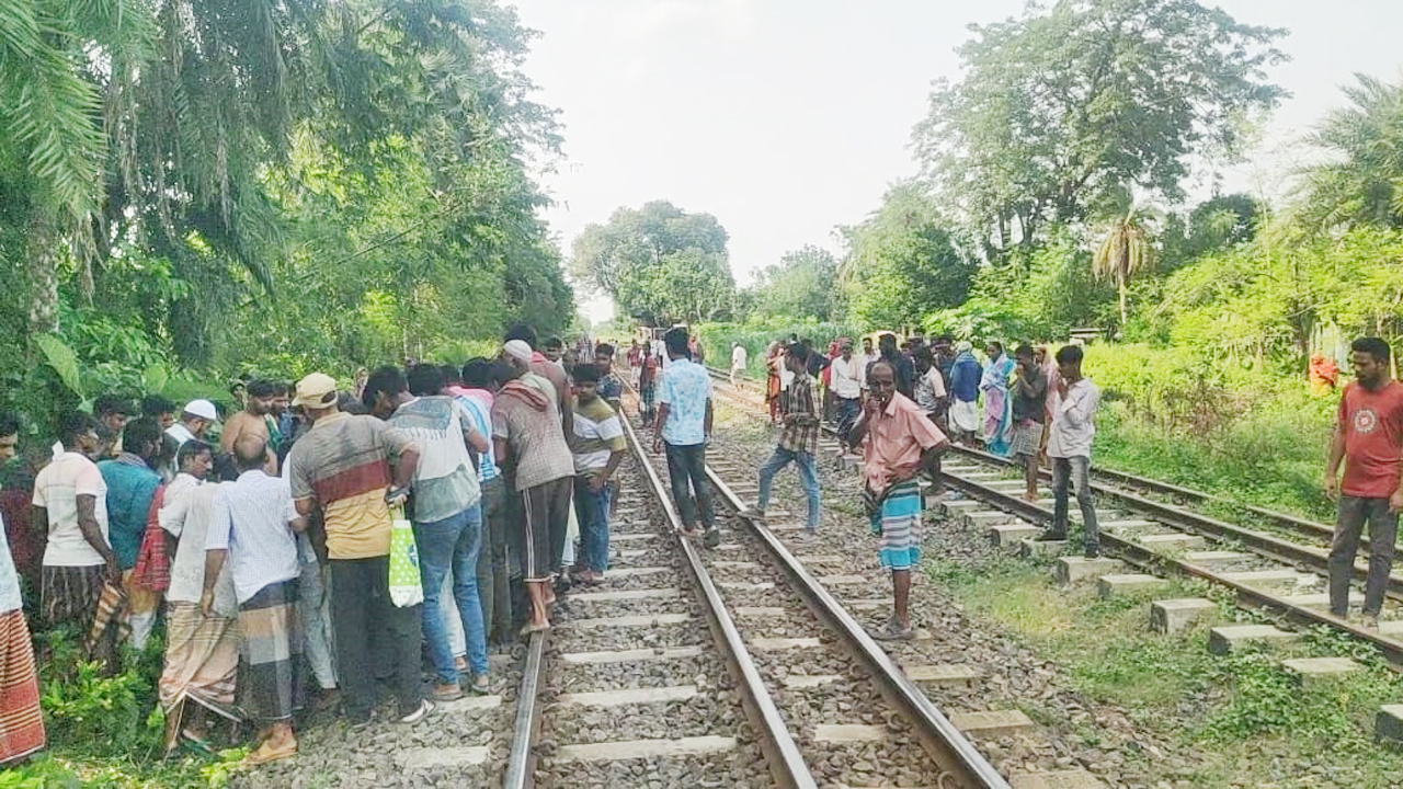 ঘটনাস্থলে স্থানীয়দের ভিড়