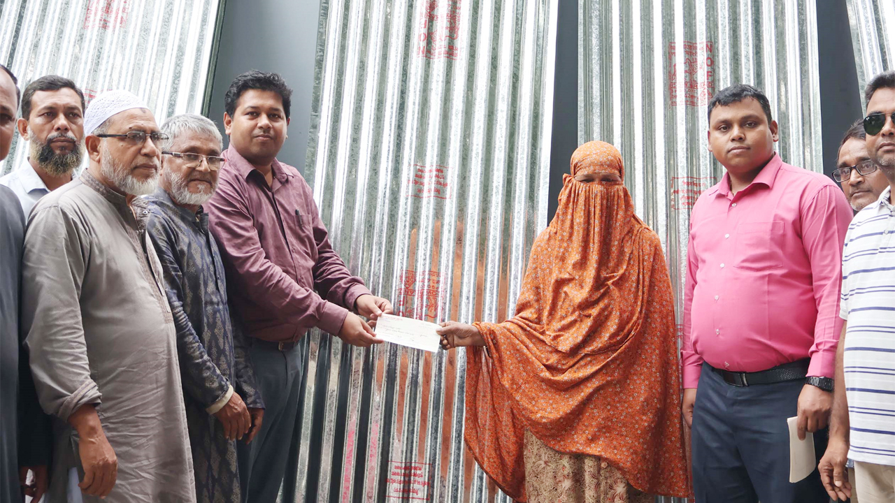 ঢেউটিন ও নগদ অর্থ বিতরণ