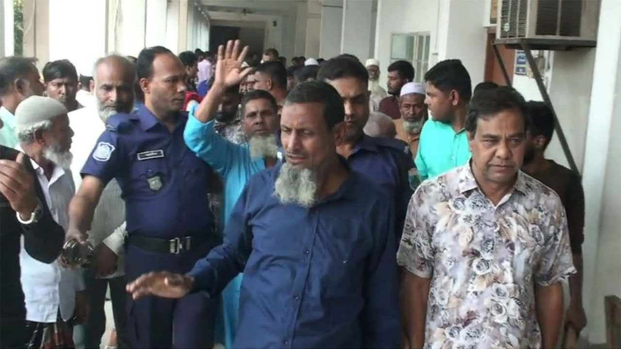 রায় ঘোষণার পর উপস্থিত চার আসামিকে কারাগারে নেয়া হচ্ছে