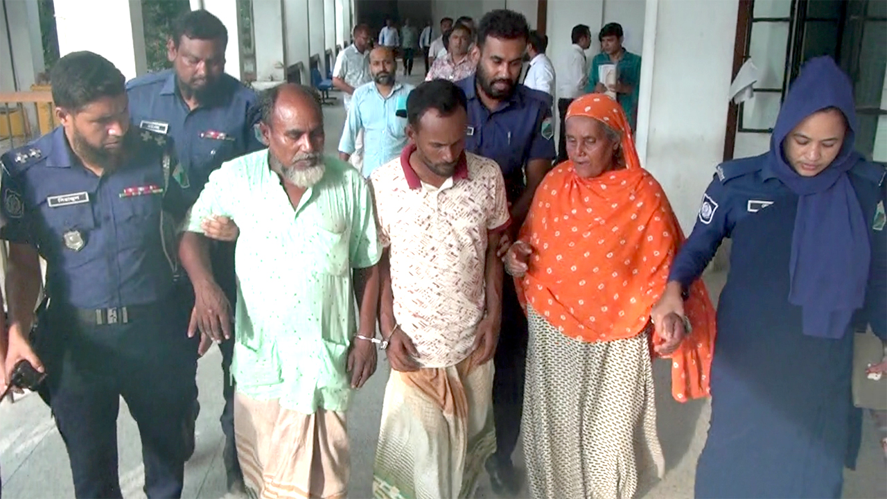 রায় ঘোষণার পর আসামিদের কারাগারে নেয়া হচ্ছে