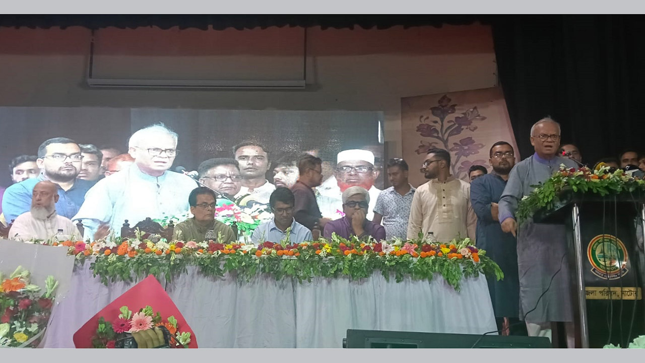 নাটোর জেলা পরিষদ মিলনায়তনে বিএনপির সিনিয়র যুগ্ম মহাসচিব অ্যাডভোকেট রুহুল কবির রিজভী আহমেদ