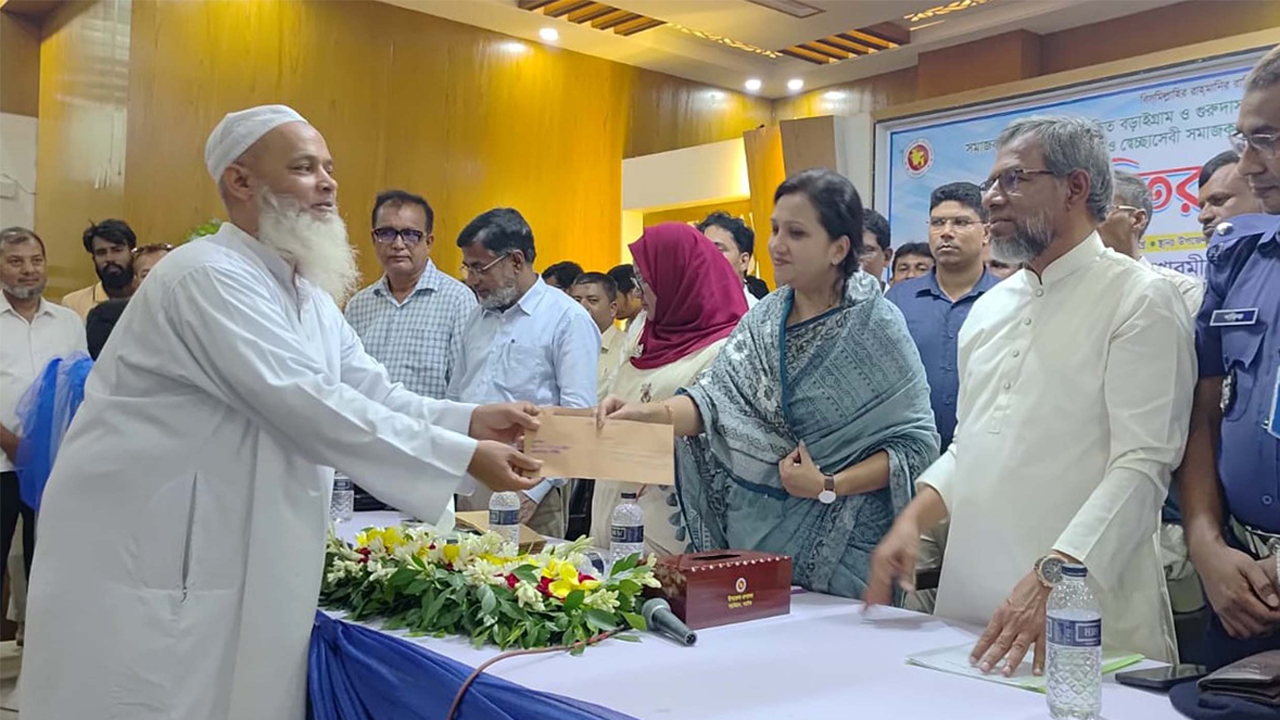 এতিমখানা ও স্বেচ্ছাসেবী সংস্থার সরকারি অনুদানের চেক বিতরণ করছেন সমাজকল্যাণ প্রতিমন্ত্রী ফারজানা শারমিন পুতুল