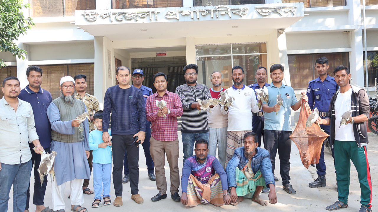 দণ্ডপ্রাপ্ত পাখি শিকারিরা।