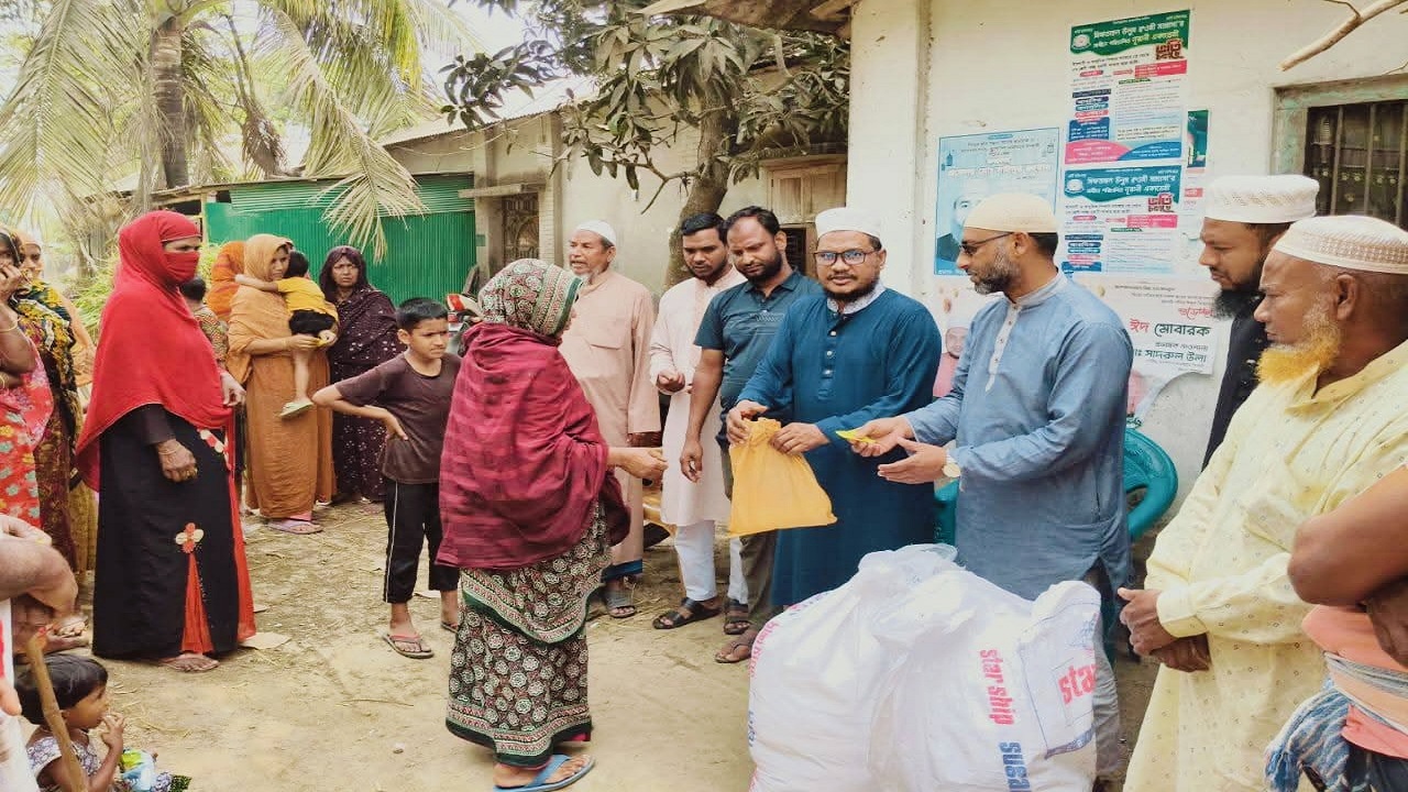 নাটোরে ৬ শ’ পরিবারের মাঝে জামায়াতের মেয়র প্রার্থীর ঈদসামগ্রী বিতরণ