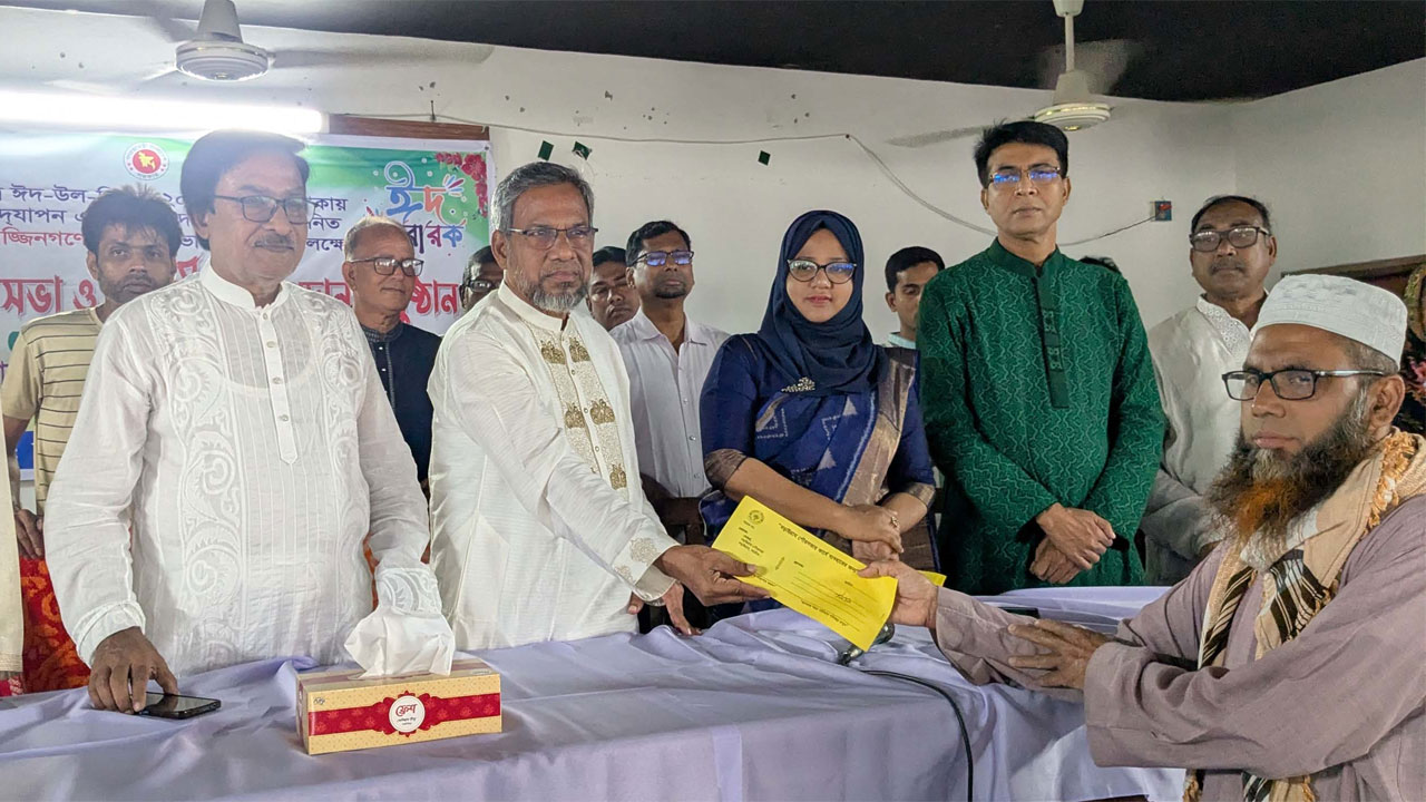 ইমাম-মুয়াজ্জিনদের মাঝে সম্মানী ভাতা বিতরণ