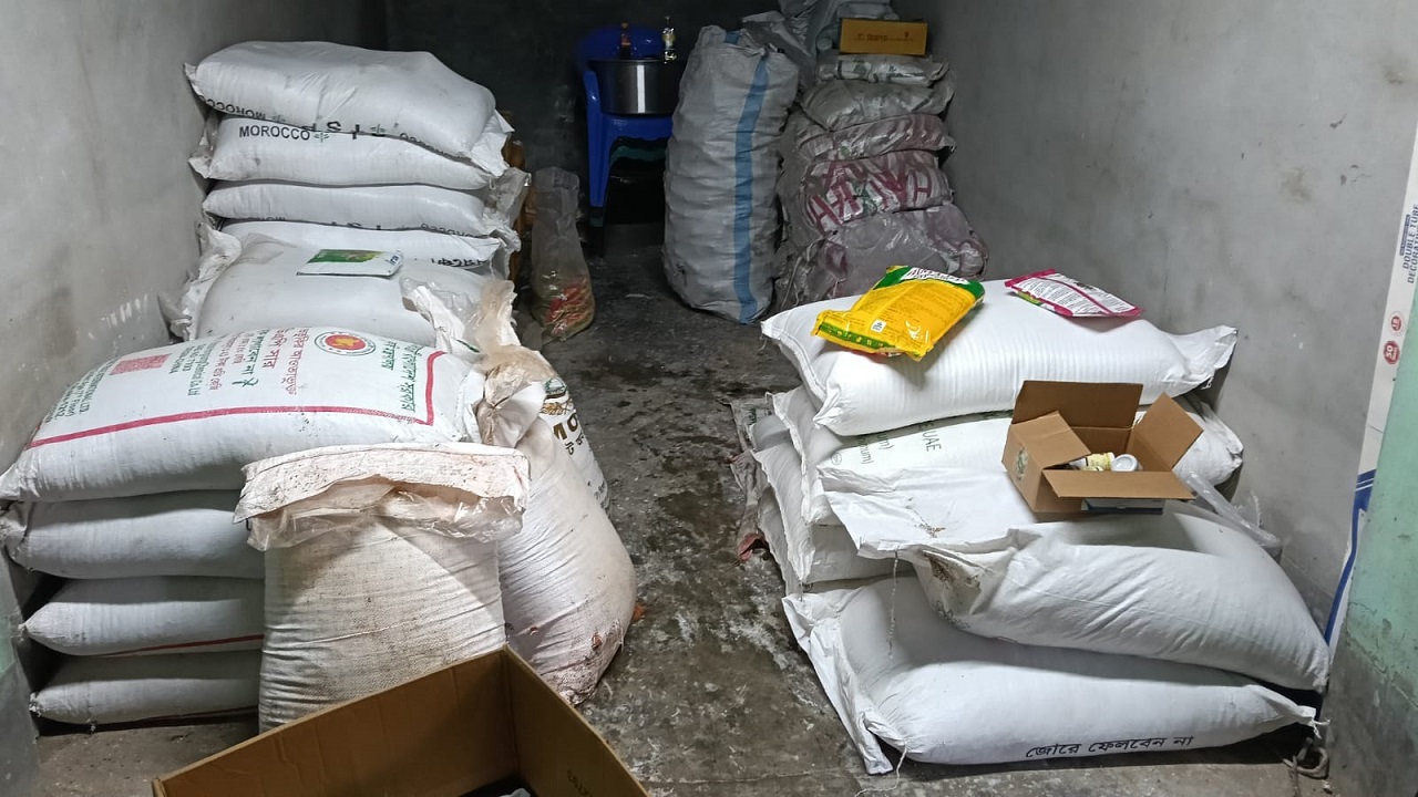 নাটোরের নলডাঙ্গায় ৩০ বস্তা সার জব্দ, জরিমানা