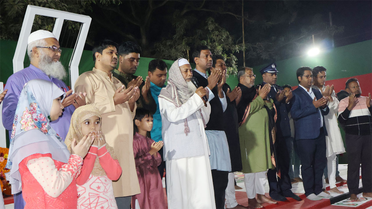 সিংড়ায় কেন্দ্রীয় শহীদ মিনারে দোয়া অনুষ্ঠান