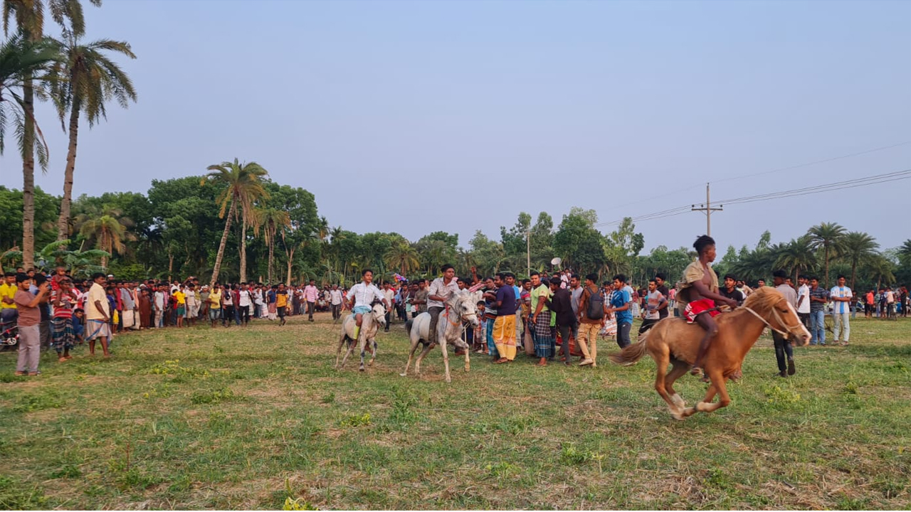 নাটোরে ঐতিহ্যবাহী ঘোড়দৌড় প্রতিযোগিতা