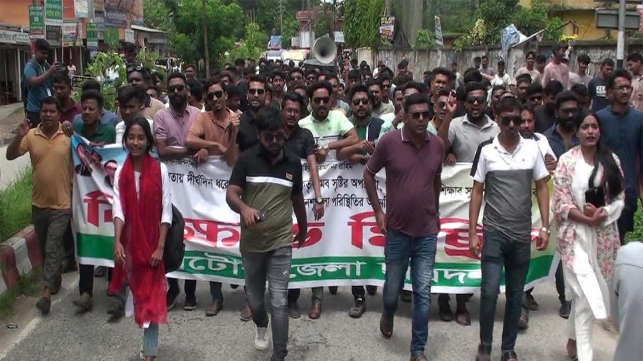 শিক্ষার সুষ্ঠু পরিবেশ ও আইনশৃঙ্খলা পরিস্থিতি অবনতির প্রতিবাদে নাটোরে ছাত্রদলের বিক্ষোভ